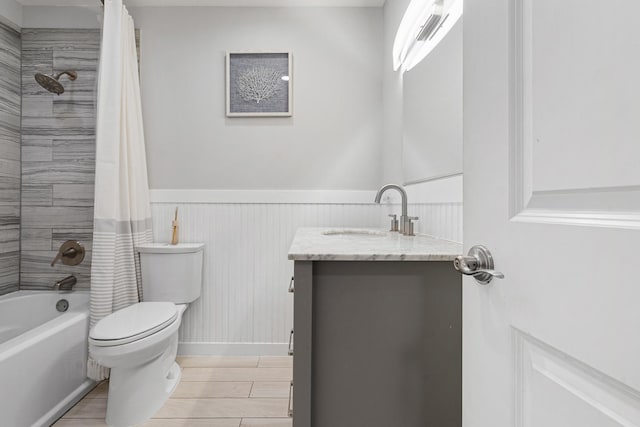 1024 Inverrary Ln Unit 1024, Deerfield, IL 60015 - full bath with vanity, shower / tub combo, and wainscoting