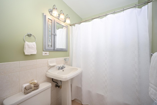 114 S Chestnut Dr, Streamwood, IL 60107 - full bath with tile walls and curtained shower
