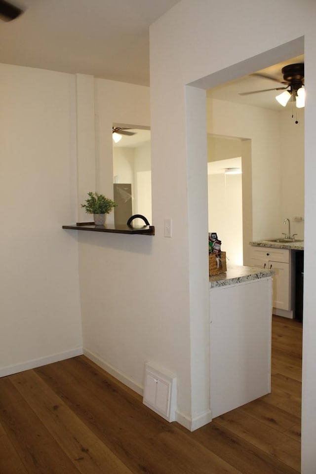 534 Mohawk St, Joliet, IL 60432 - hall featuring wood finished floors