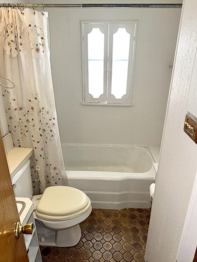 826 S E Ave, Oak Park, IL 60304 - full bath with vanity and shower / bath combo with shower curtain