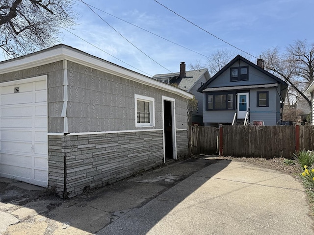 826 S E Ave, Oak Park, IL 60304 - view of side of property with a garage