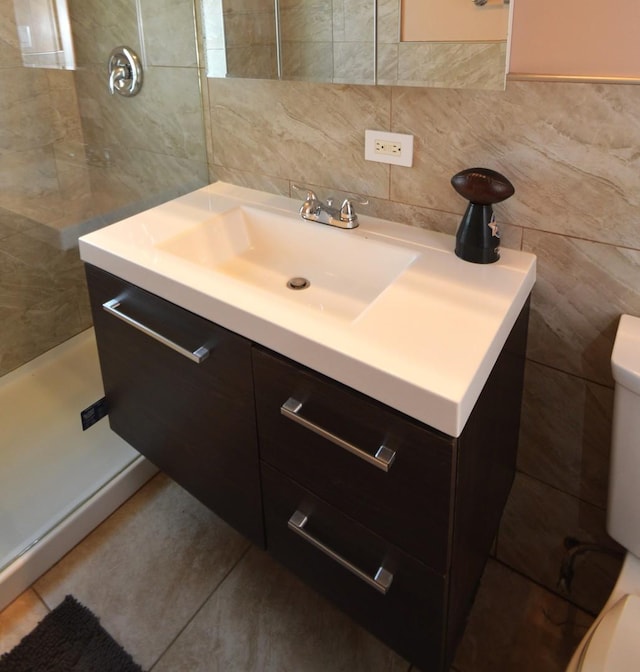 1509 Morris Ave, Berkeley, IL 60163 - bathroom featuring tile walls, vanity, tiled shower, and backsplash