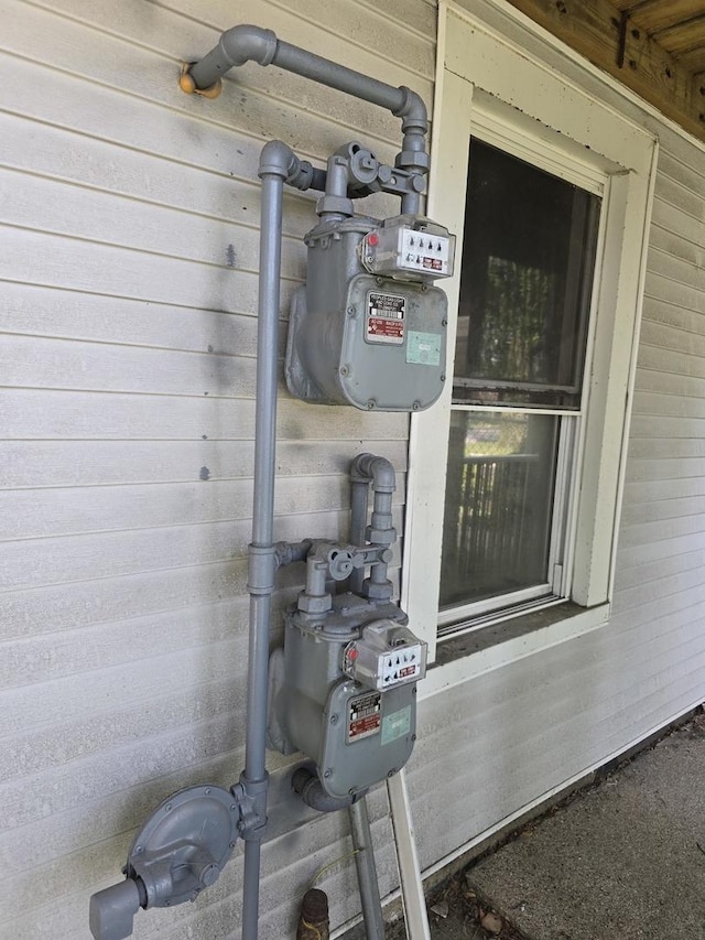 3447 W Melrose St, Chicago, IL 60618 - utilities featuring gas meter