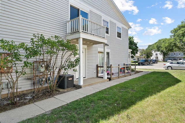 676 Cleo Ct Unit 676, Wheeling, IL 60090 - view of grassy yard with a balcony and a residential view