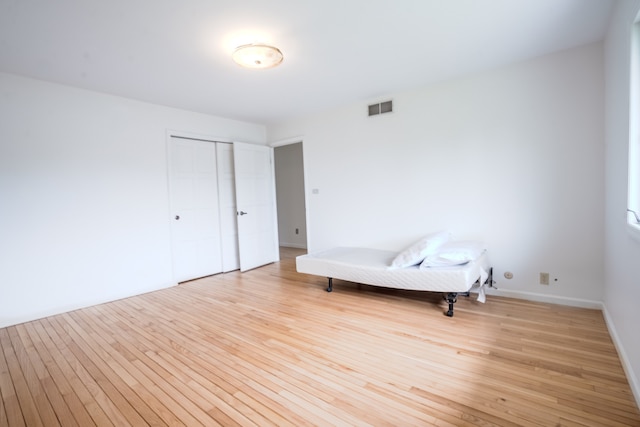921 Cassie Dr, Joliet, IL 60435 - living area featuring light wood finished floors and baseboards