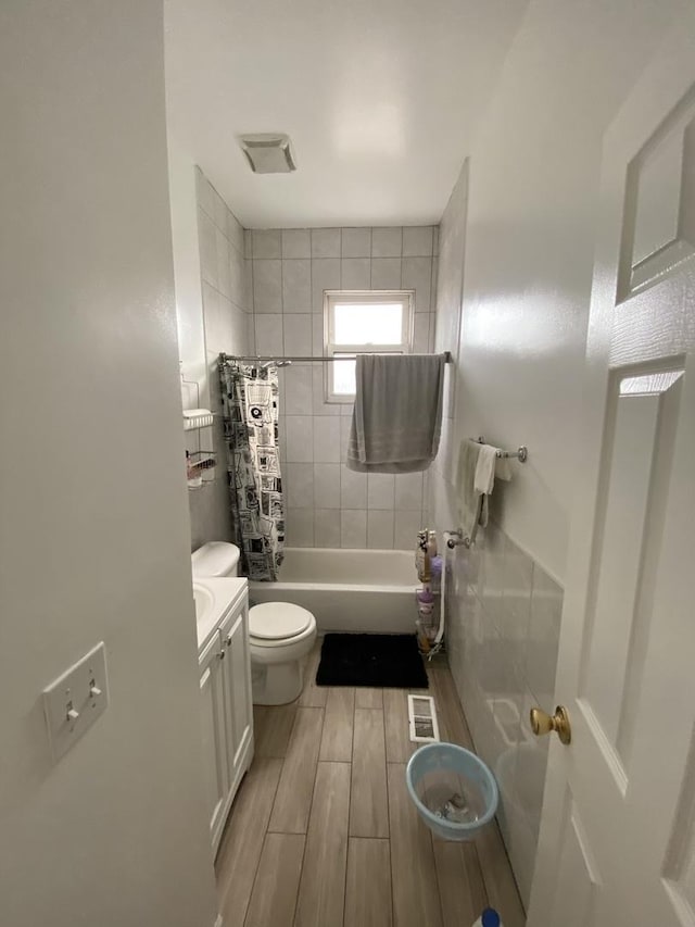 461 W 28th Pl, Chicago, IL 60616 - bathroom featuring vanity, shower / bathtub combination with curtain, and wood tiled floors