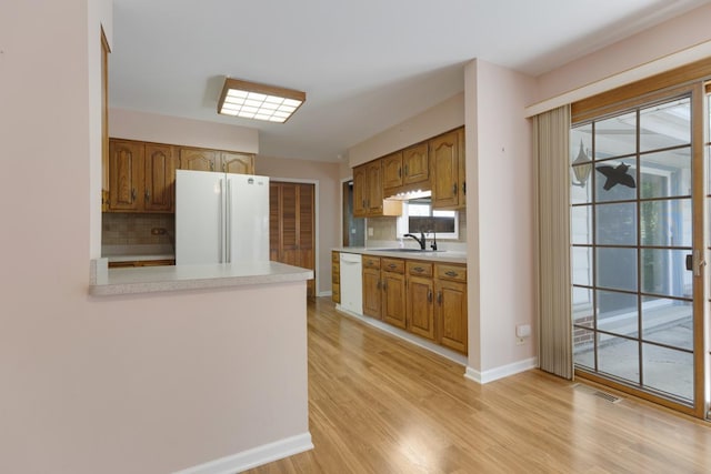 534 Grosvener Ln, Elk Grove Village, IL 60007 - kitchen featuring white appliances, light countertops, decorative backsplash, and light wood-type flooring