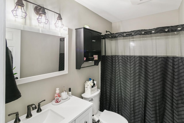 895 Fieldside Ln, Aurora, IL 60504 - bathroom with a shower with shower curtain and vanity