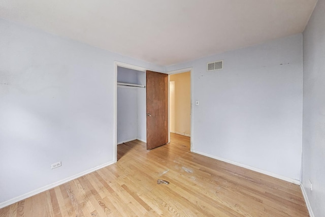 418 Surrey Ln, Lindenhurst, IL 60046 - unfurnished bedroom featuring light wood-style floors and a closet