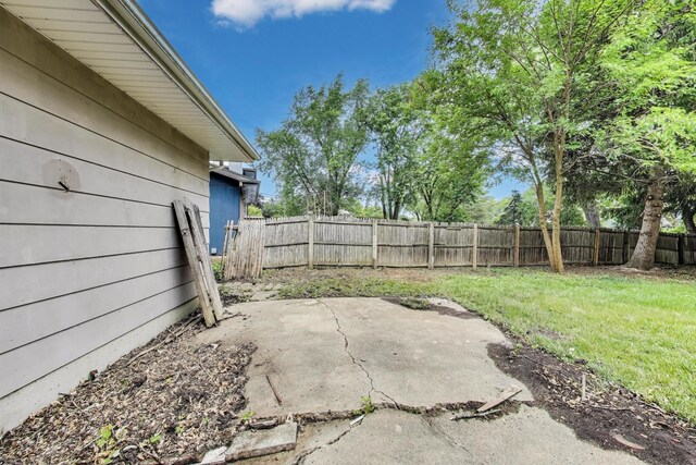 418 Surrey Ln, Lindenhurst, IL 60046 - fenced backyard featuring a patio