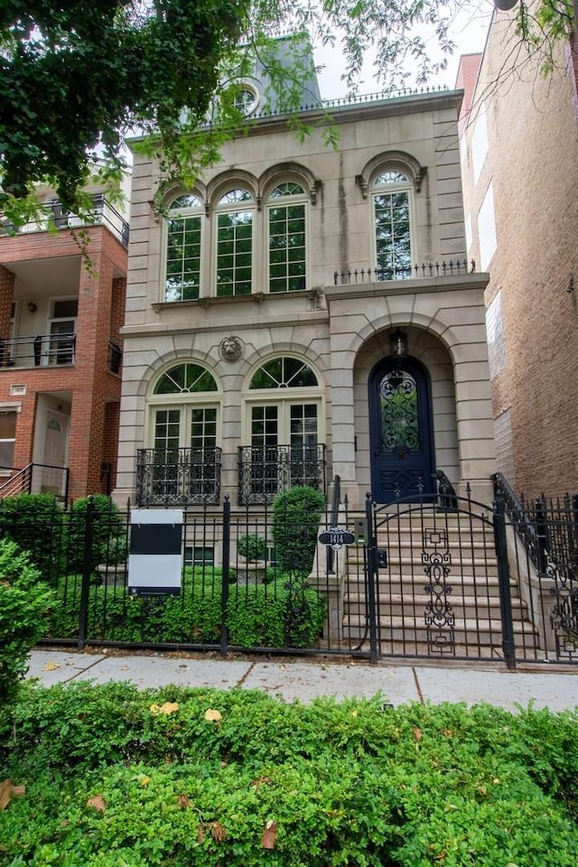 1414 N Mohawk St, Chicago, IL 60610 - view of front of property with a fenced front yard