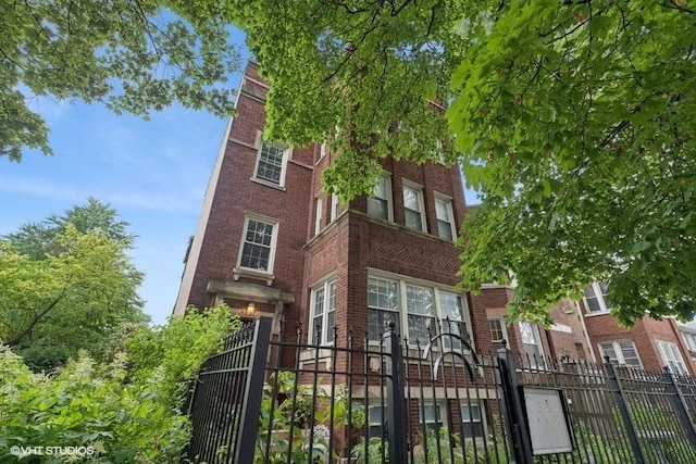 4637 N Drake Ave Unit 3, Chicago, IL 60625 - view of building exterior featuring a fenced front yard