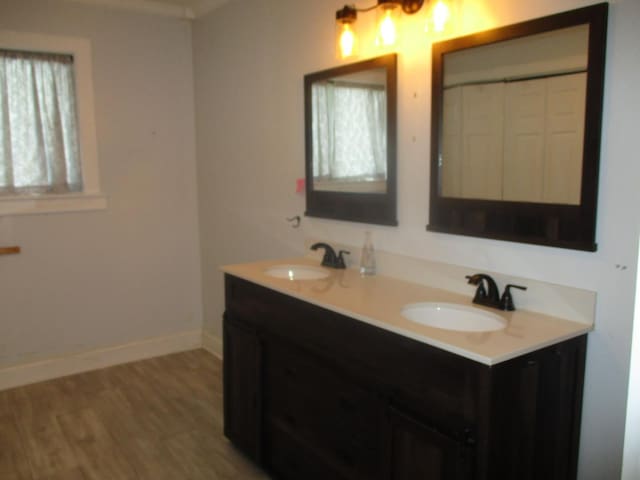 1110 Wacker Dr, Ottawa, IL 61350 - full bath with double vanity and wood finished floors