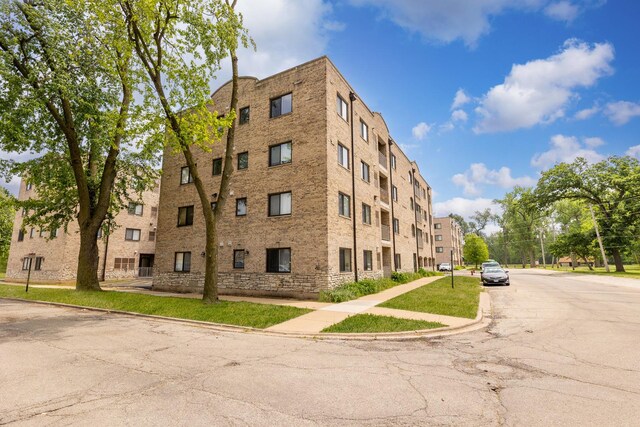7335 Oakwood Ave Unit 2E, Lyons, IL 60534 - view of apartment building / complex with uncovered parking