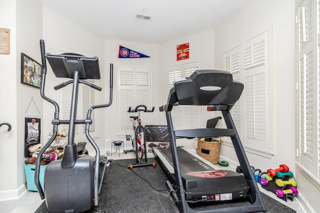 909 W Village Ct, Chicago, IL 60608 - exercise room with baseboards