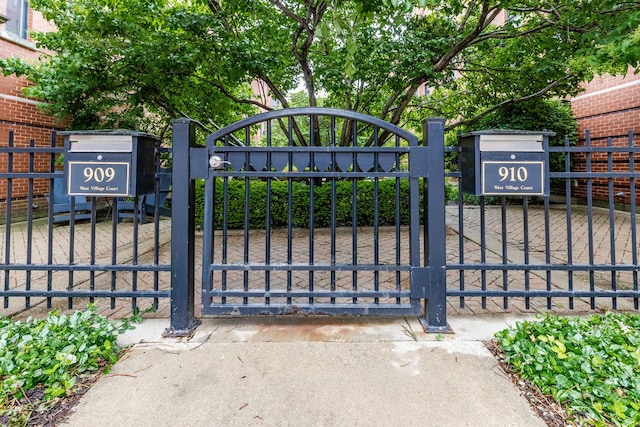 909 W Village Ct, Chicago, IL 60608 - view of gate