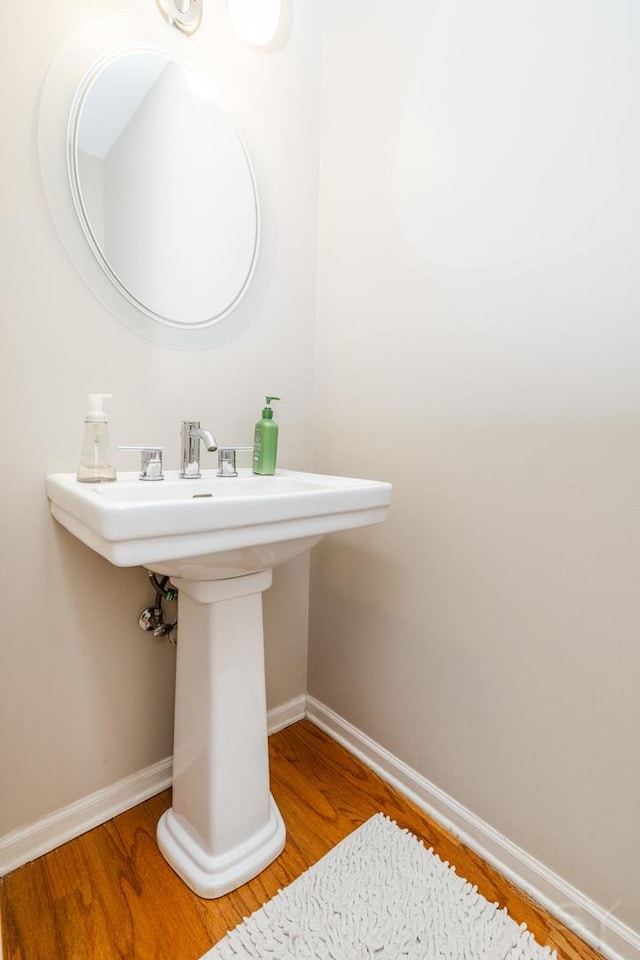 909 W Village Ct, Chicago, IL 60608 - bathroom with wood finished floors and baseboards