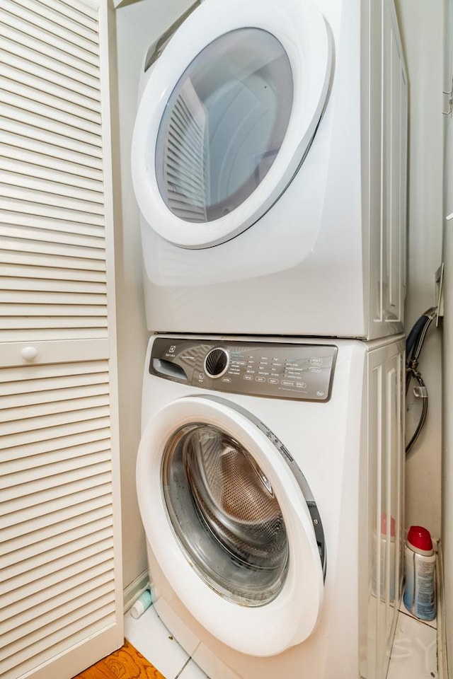 909 W Village Ct, Chicago, IL 60608 - washroom with stacked washer / drying machine and tile patterned floors