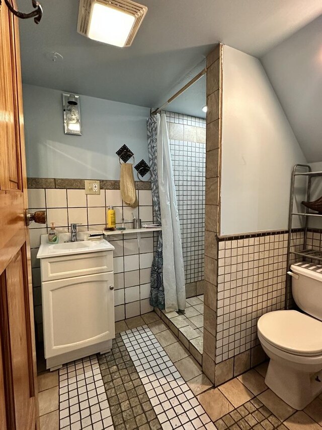 4440 W Iowa St, Chicago, IL 60651 - full bath featuring tile walls, vanity, tiled shower, tile patterned floors, and wainscoting