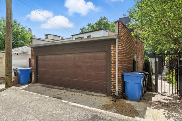 4525 N Artesian Ave, Chicago, IL 60625 - detached garage with a gate