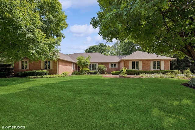 10 N Highview Cir, Hawthorn Woods, IL 60047 - ranch-style house featuring a front yard and brick siding