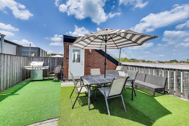 846 W Roscoe St Unit 3W, Chicago, IL 60657 - fenced backyard with area for grilling and outdoor dining area