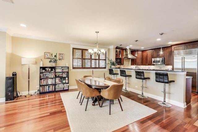 846 W Roscoe St Unit 3W, Chicago, IL 60657 - dining area featuring crown molding, a chandelier, light wood-type flooring, and recessed lighting