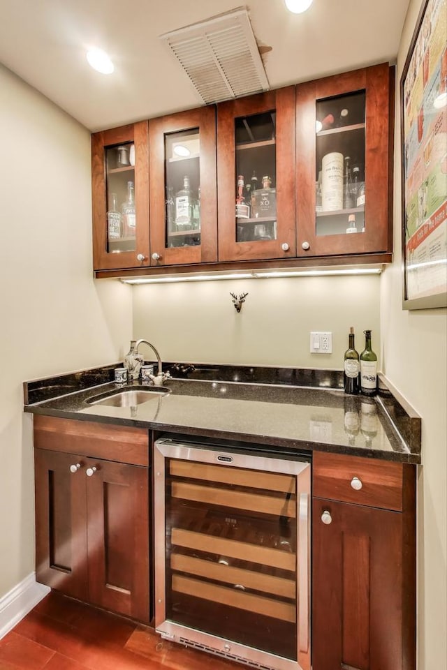 846 W Roscoe St Unit 3W, Chicago, IL 60657 - indoor wet bar with wine cooler and dark wood-style flooring
