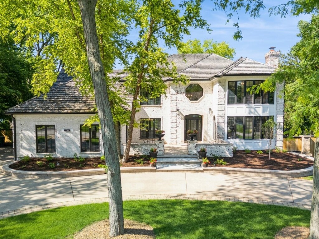 560 Ahlstrand Rd, Glen Ellyn, IL 60137 - photo 1