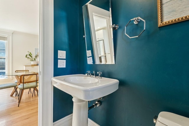 2118 W Schiller St Unit Ch, Chicago, IL 60622 - bathroom with wood finished floors and crown molding