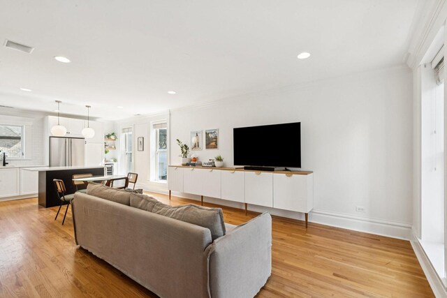 2118 W Schiller St Unit Ch, Chicago, IL 60622 - living area featuring ornamental molding, light wood-style flooring, and recessed lighting