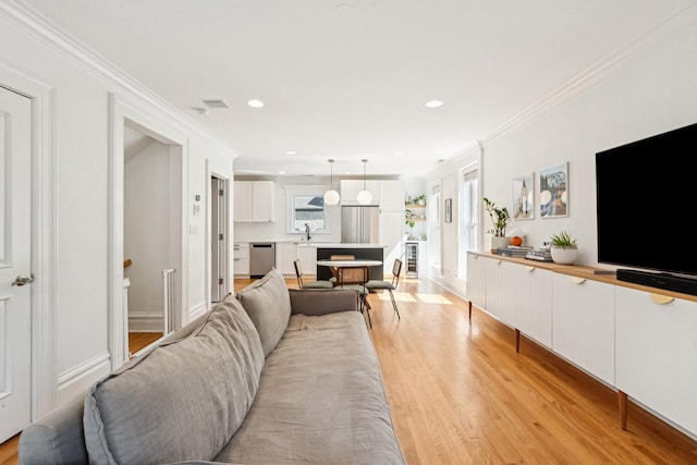 2118 W Schiller St Unit Ch, Chicago, IL 60622 - living room featuring crown molding, light wood-style flooring, recessed lighting, and beverage cooler
