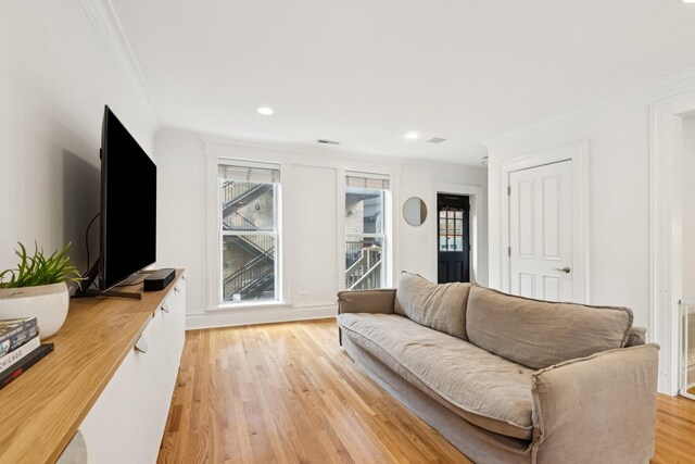 2118 W Schiller St Unit Ch, Chicago, IL 60622 - living area with crown molding, light wood finished floors, plenty of natural light, and recessed lighting