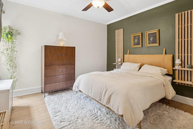 5245 N Winthrop Ave Unit 3S, Chicago, IL 60640 - bedroom featuring light wood-type flooring, ornamental molding, and ceiling fan