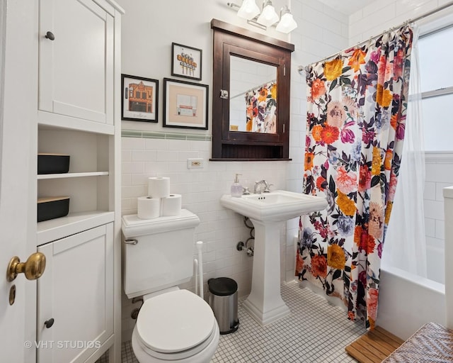 5245 N Winthrop Ave Unit 3S, Chicago, IL 60640 - full bath with tile walls, shower / bathtub combination with curtain, and tile patterned flooring