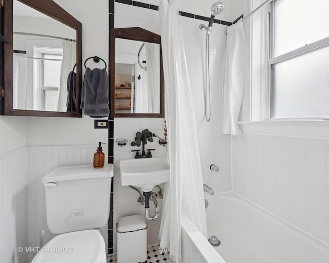 5245 N Winthrop Ave Unit 3S, Chicago, IL 60640 - full bath featuring shower / bath combo, wainscoting, and tile walls