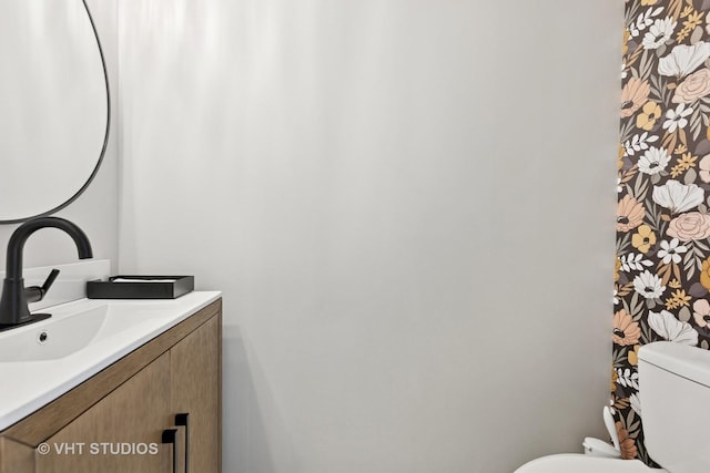 843 W College Pkwy, Chicago, IL 60608 - bathroom featuring toilet and vanity
