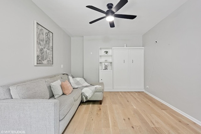 843 W College Pkwy, Chicago, IL 60608 - living area featuring light wood-style floors and a ceiling fan