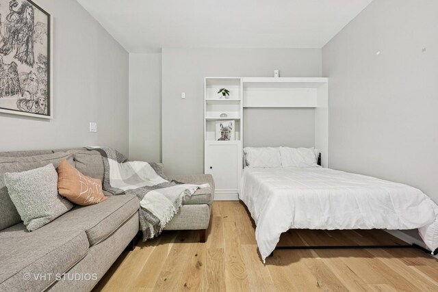 843 W College Pkwy, Chicago, IL 60608 - bedroom featuring light wood-type flooring