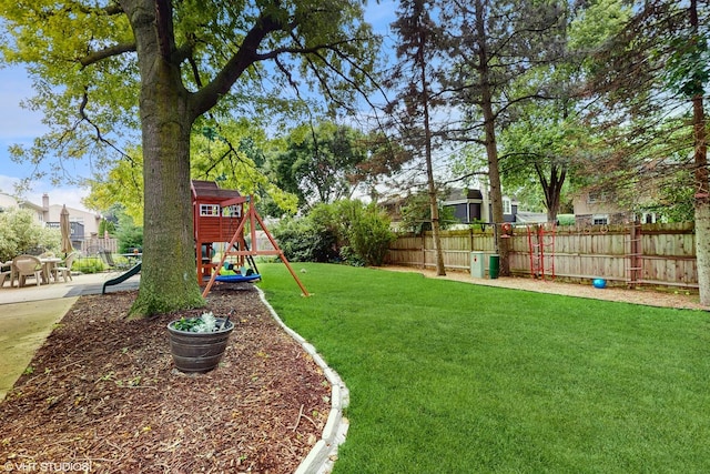 1502 S Fernandez Ave, Arlington Heights, IL 60005 - fenced backyard featuring a playground and a residential view