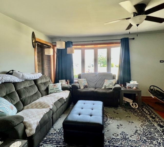 6359 W 63rd Pl, Chicago, IL 60638 - living area featuring a ceiling fan