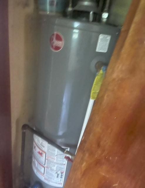 15239 Calitonia Dr, Markham, IL 60428 - utility room with water heater