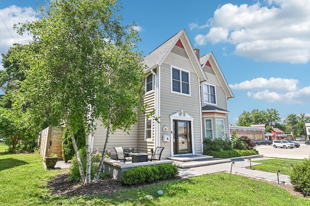 30 S Slusser St, Grayslake, IL 60030 - victorian house with a front yard