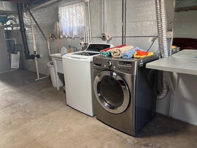 5131 S Latrobe Ave, Chicago, IL 60638 - laundry area featuring washing machine and dryer and concrete block wall