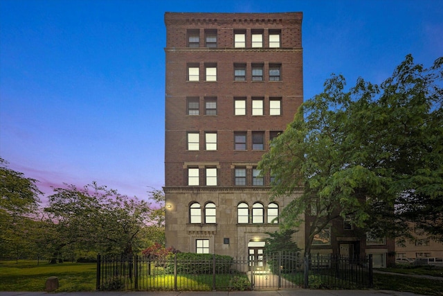 3017 E 78th St Unit 4B, Chicago, IL 60649 - view of building exterior featuring a fenced front yard