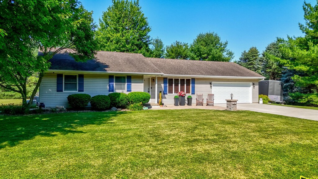 35 Burr Oak Dr, Lostant, IL 61334 - photo 1