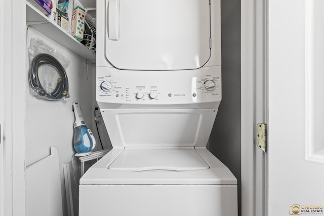 3507 N Reta Ave Unit 4, Chicago, IL 60657 - laundry room with stacked washer / drying machine