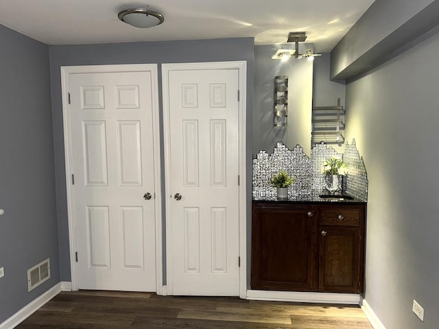 26296 N Green St Unit 5C, Mundelein, IL 60060 - bar area featuring dark wood-style flooring and backsplash