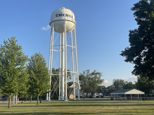 522 N 3rd Ave, Chenoa, IL 61726 - view of property's community with a gazebo and a lawn