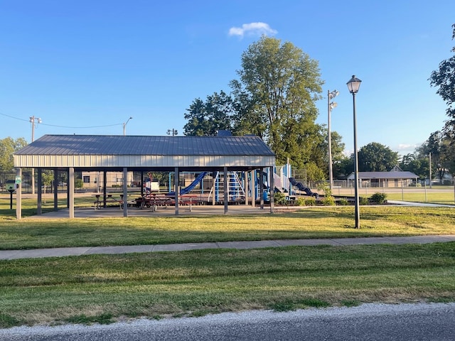522 N 3rd Ave, Chenoa, IL 61726 - view of community featuring a yard